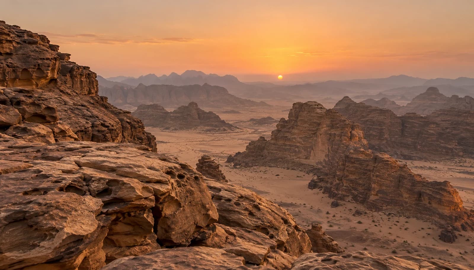 مشهد صخري صحراوي عند الغروب لتجربة المقارنة